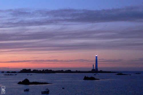 Île Vierge lighthouse lit-up in blue - Phare de l’Île Vierge illuminé en bleu