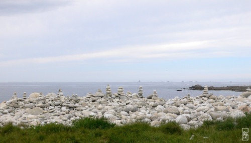 Piles of round stones - Piles de galets