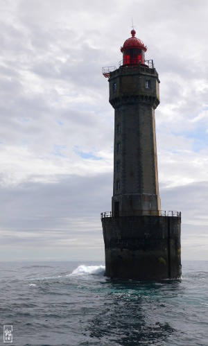 Silhouette of La Jument lighthouse - Silhouette du phare de La Jument
