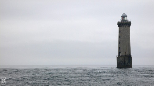 Kéréon lighthouse in grey weather - Phare de Kéréon par temps gris