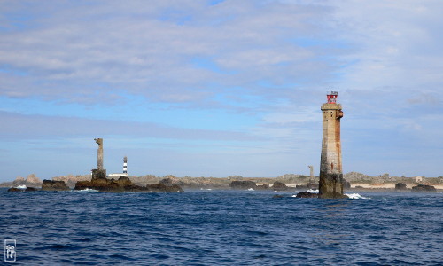 Nividic lighthouse and one of the zip-line tower - Phare de Nividic et un des poteaux de la tyrolienne