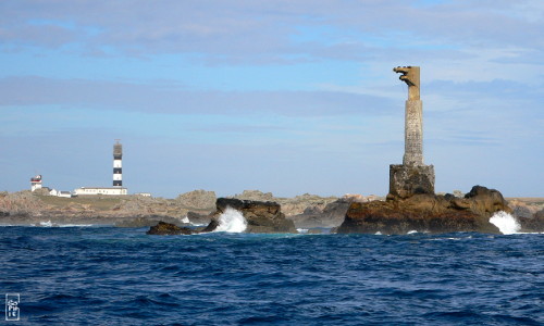 Créac’h lighthouse and one of the zip-line tower - Phare du Créac’h et un des poteaux de la tyrolienne