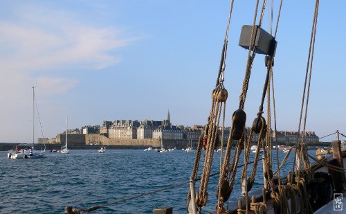 Getting to the harbour - Près du port