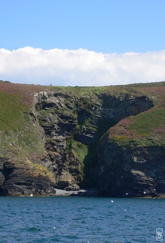 Hollowed-out cliff - Falaise creusée
