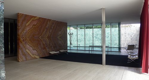 Inside Mies van der Rohe pavilion - Dans le pavillon Mies van der Rohe