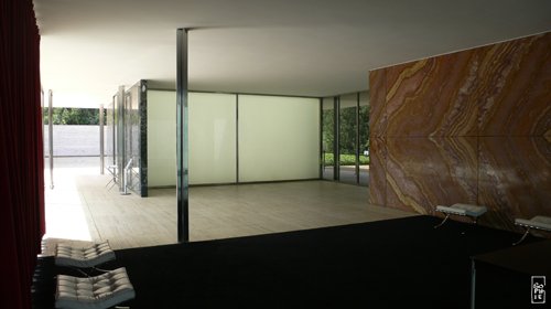Inside Mies van der Rohe pavilion - Dans le pavillon Mies van der Rohe