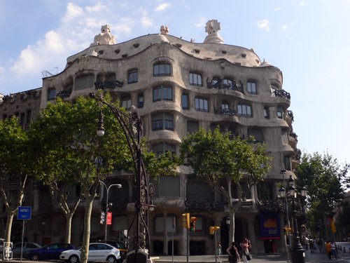 La Pedrera facade - Façade de La Pedrera