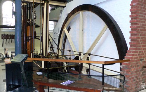 Engine and its flywheel - Machine et son volant d’inertie