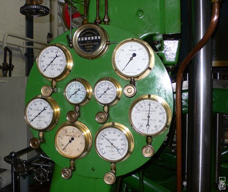 Engine control panel - Panneau de contrôle de la machine