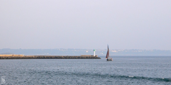 Bergère de Domrémy entering Brest harbour - Bergère de Domrémy entre dans le port de Brest