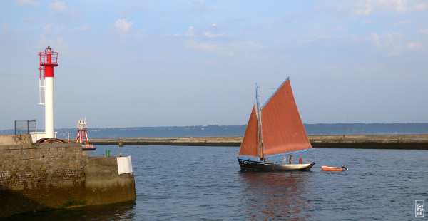 Bergère de Domrémy and harbour red mark - Bergère de Domrémy et feu rouge du port