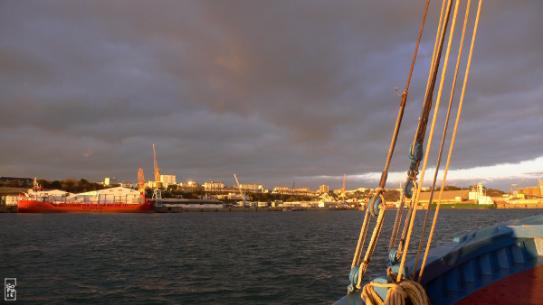 Trade harbour at sunset - Port de commerce au coucher du soleil