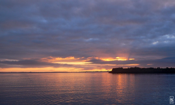 Sunset over the harbour - Coucher de soleil au-dessus de la rade