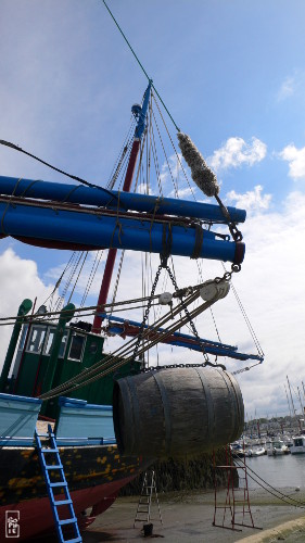 Barrel used to steady the boat - Tonneau utilisé pour stabiliser le bateau