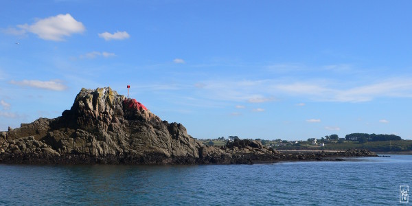 Red mark on a rock in Aber Benoît - Marque rouge sur un rocher dans l’Aber Benoît