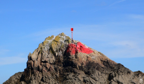 Red mark on a rock in Aber Benoît - Marque rouge sur un rocher dans l’Aber Benoît