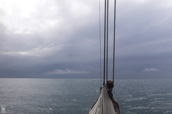 Thunderstorm clouds ahead of the prow of the boat - Ciel d’orage devant la proue du bateau