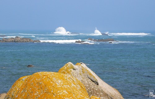 Waves breaking on rocks in Brignogan - Vagues se brisant sur les rochers de Brignogan