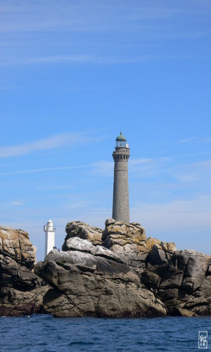 Île Vierge lighthouse behind rocks - Phare de l’Île Vierge derrière les rochers