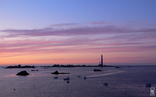 Île Vierge lighthouse under a pink sky - Phare de l’Île Vierge sous un ciel rose