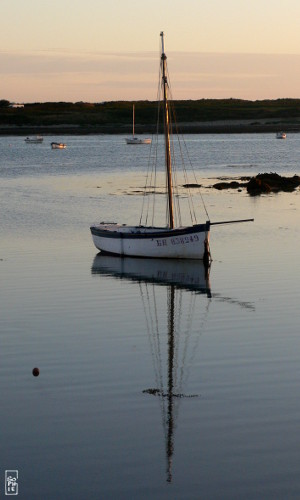 Moored sailboat - Voilier mouillé