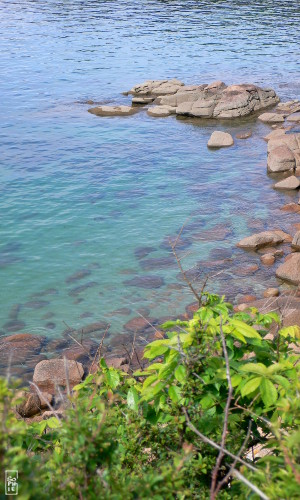 Rocks in clear water - Rochers dans l’eau claire
