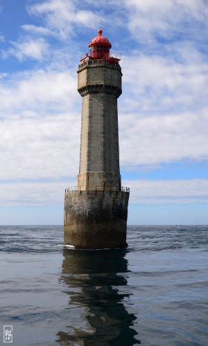 Current around La Jument lighthouse - Courant autour du phare de La Jument