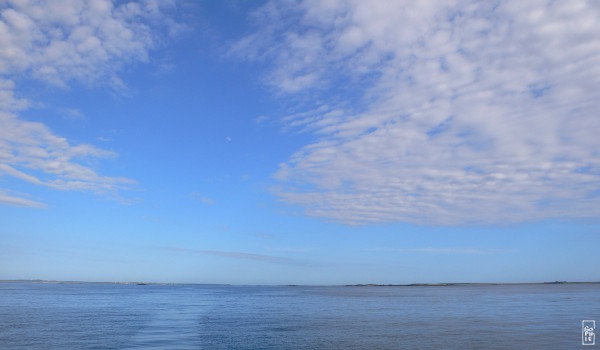 Quiet sea among the islands - Mer calme entre les îles