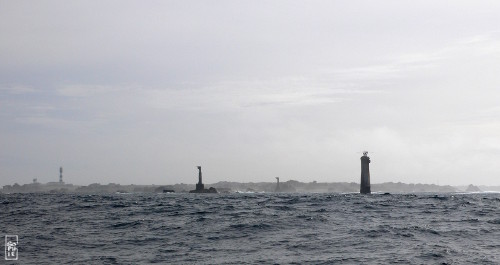 Nividic lighthouse and Créac’h lighthouse on the left - Phare de Nividic et phare du Créac’h à gauche