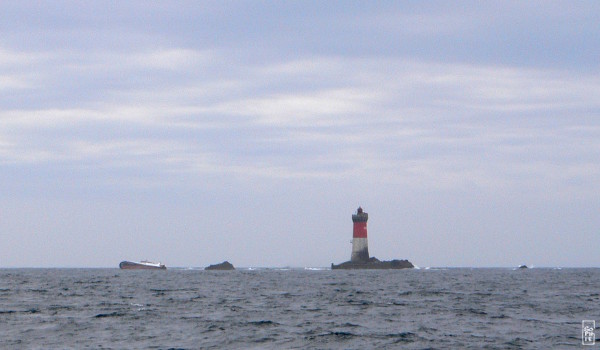 Pierres Noires lighthouse and stranded trawler - Phare des Pierres Noires et chalutier échoué