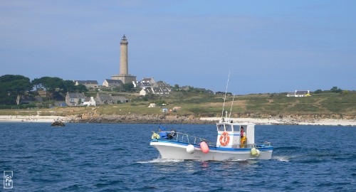 Fishing boat in front of Batz island - Bateau de pêche devant l’île de Batz