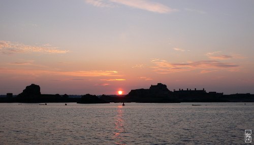 Sunset over Elizabeth castle - Coucher de soleil sur le château Elizabeth