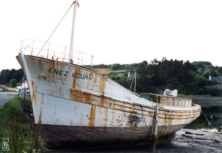 Abandoned boat - Bateau abandonné