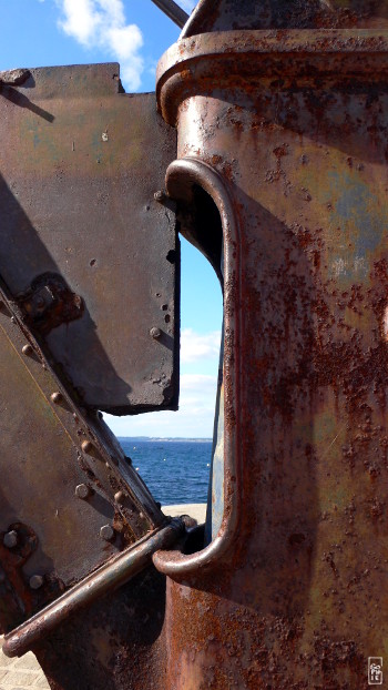 Rusty crane base - Base de la grue rouillée