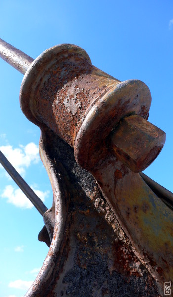 Rusty crane bar link - Fixation de la barre sur la grue rouillée