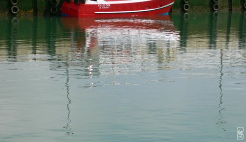 Reflection of a trawler - Reflet d’un chalutier