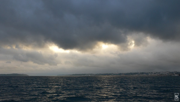 Darks clouds pierced by light - Nuages sombres percés par la lumière