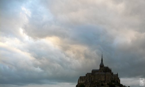 Blue, grey and yellow clouds above the mont - Nuages bleus, gris et jaunes au-dessus du mont