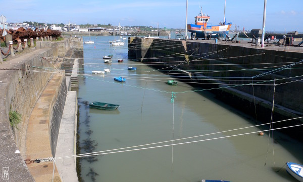 Dinghies in Granville harbour - Annexes dans le port de Granville