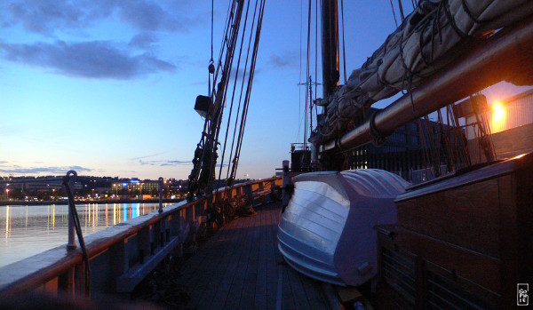 Marie-Fernand deck at night - Pont de Marie-Fernand la nuit