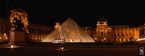 The Louvre pyramid by night - Pyramide du Louvre la nuit